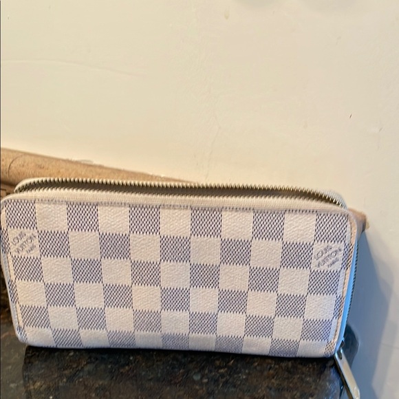 Louis Vuitton Beige Zip Wallet - Picture 1 of 5